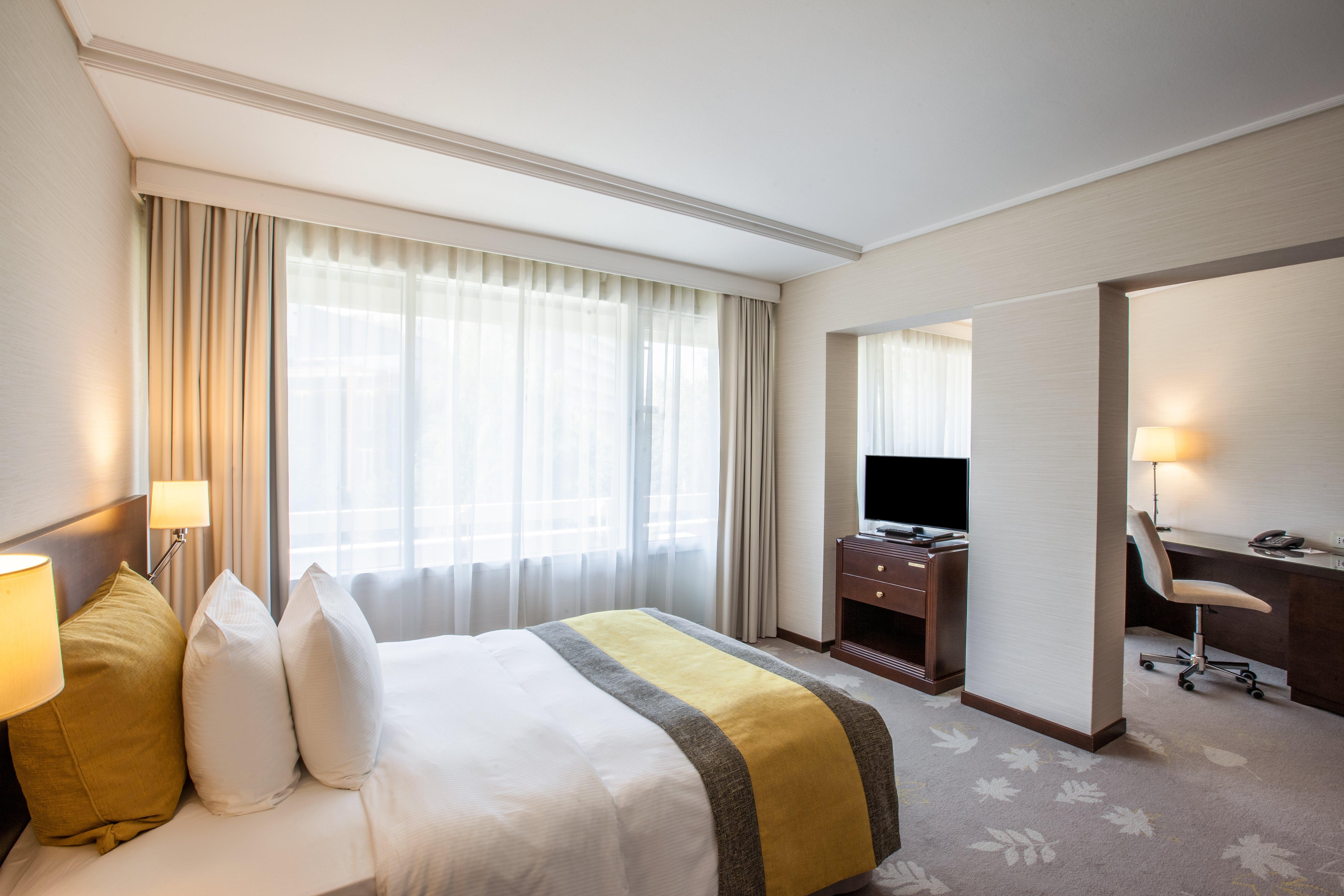 Crowne Plaza By Ihg Hotel 4*