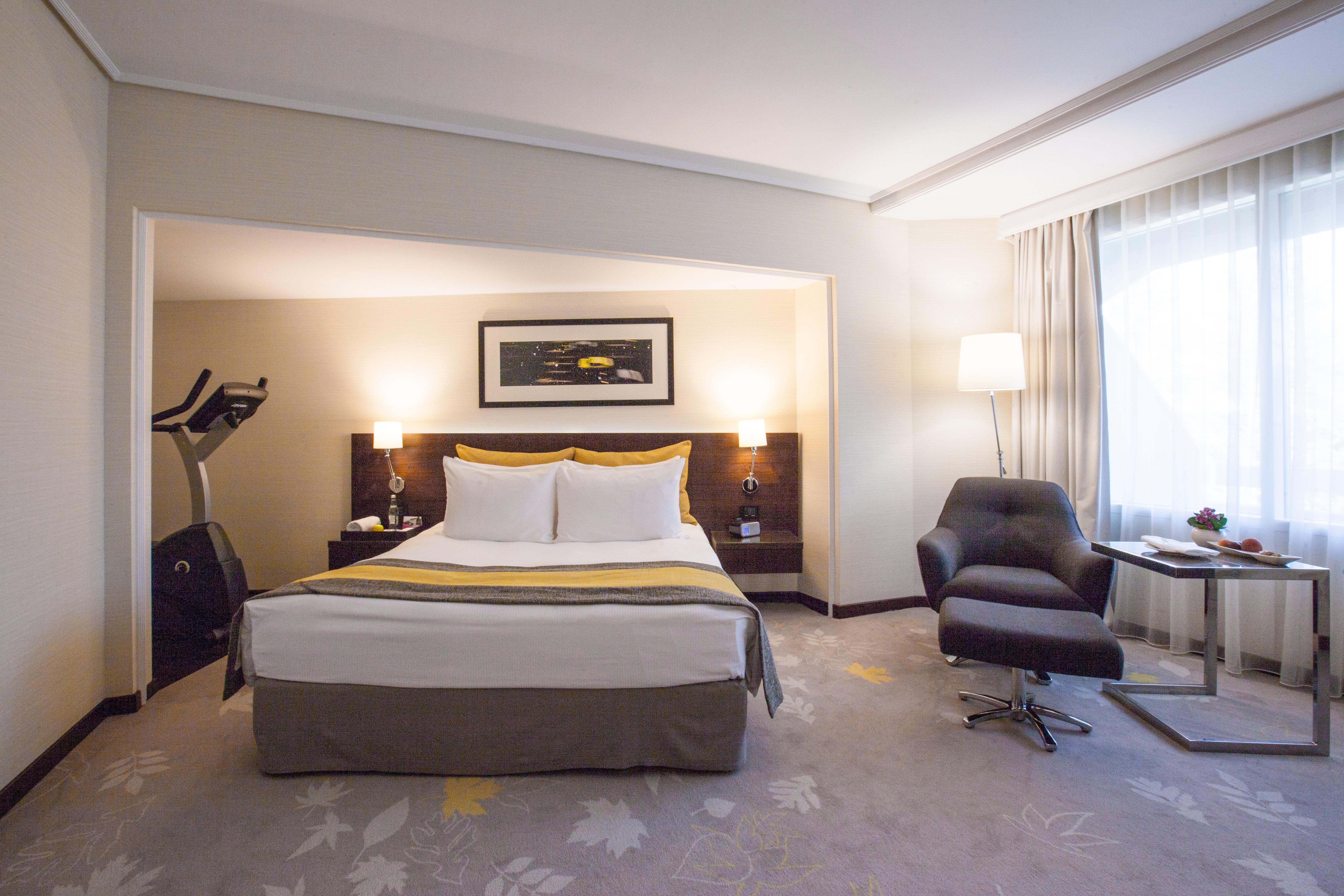 Crowne Plaza By Ihg Hotel 4*
